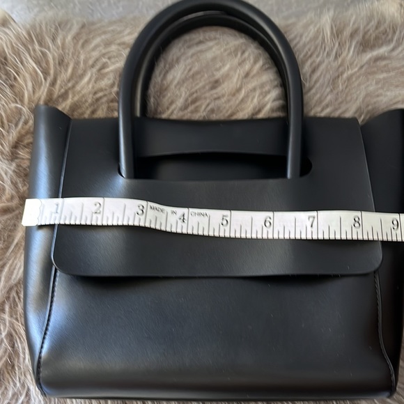 Quiet Luxury Black handbag with removable crossbody strap - Picture 10 of 15